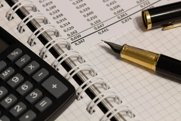 Финансовый Отчет Ручка Кепкой Бумага Цифрами Столе Офисе Бумажный Лист Стоковое Изображение