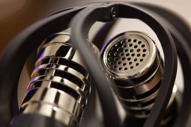 Stereo mikrofonlar. Müzik stüdyosunda küçük bir ses kaydedici. Kayıt için taşınabilir diktafon. Metalik krom kaplı mikrofon. Dijital kaydedici. Yakın plan.
