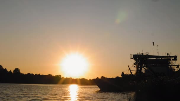 Όμορφο Ηλιοβασίλεμα Πάνω Από Βραδυνό Νερό Σιλουέτα Πλοίου Βιομηχανικό Εξοπλισμό — Αρχείο Βίντεο