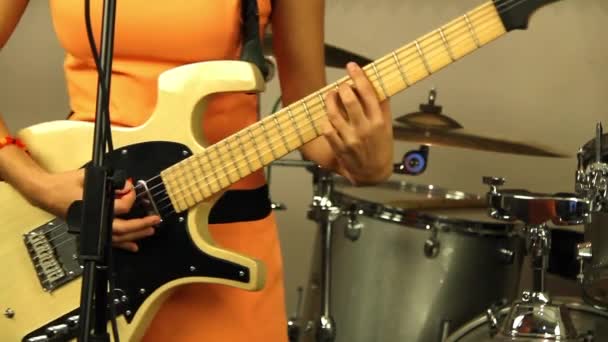 Belle Fille Joue Guitare Électrique Musicien Robe Orange Vif Concepteur — Video