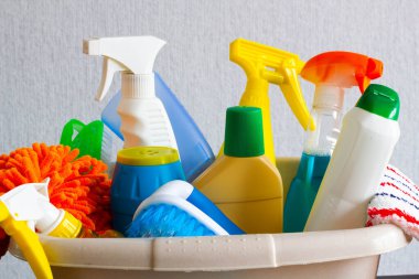 Masanın üzerinde deterjan olan sepet. Zararsız bulaşık deterjanı. Yerleri silmek için deterjan. Temizlik kimyasalları. Kimyasal maddeler. Kimyasal endüstrisi su ile çözülebilir maddeler.