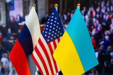 Amerikan bayrağı, Rus bayrağı, Ukrayna bayrağı. ABD bayrağı, Rusya bayrağı, Ukrayna bayrağı. Amerika Birleşik Devletleri ve Rusya Federasyonu karşı karşıya geldi. Rusya 'nın Ukrayna' yı istilası