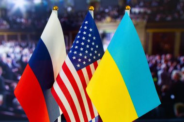 Amerikan bayrağı, Rus bayrağı, Ukrayna bayrağı. ABD bayrağı, Rusya bayrağı, Ukrayna bayrağı. Amerika Birleşik Devletleri ve Rusya Federasyonu karşı karşıya geldi. Rusya 'nın Ukrayna' yı istilası