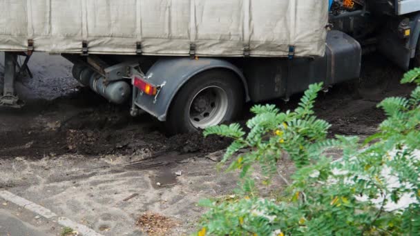 卡车轮子在肮脏的地方滑倒了 慢动作笨重的大卡车轮子在泥里滑倒了 载重卡车 汽车拖车 重型车辆 — 图库视频影像
