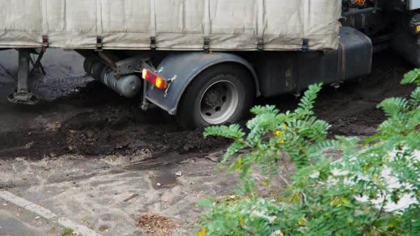 Rueda Del Camión Resbala Sucio Cámara Lenta Poderosa Rueda Big — Vídeos de Stock