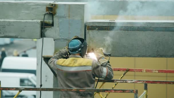 Een Lasser Lassen Betonnen Palen Metalen Platen Roestvrij Staal Met — Stockvideo