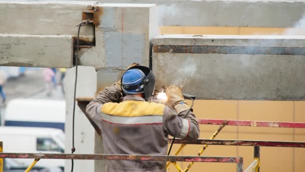 Welder Welds Concrete Piles Metal Plates Stainless Steel Electric Welding — Vídeo de Stock