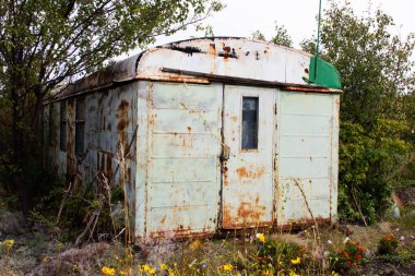 Kıyamet konsepti fotoğrafı. Kıyamet Günü Terk Edilmiş Ev 'den sonra. Kıyametin eski metal vagonu. Kıyametten sonra arazinin manzarası. Dünyanın nihai yok oluşu.