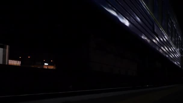 Vonat Érkezése Vigyázat Utasszállító Vonat Megérkezett Állomásra Világító Éjszakai Peron — Stock videók