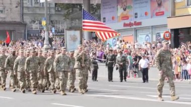 Kiev, Ukrayna 24 Ağustos 2021: Amerikan askerleri Kiev 'deki Ukrayna ordusunun Bağımsızlık Meydanı' ndaki (Meydan Nezalezhnosti) askeri geçit töreninde. Ukrayna 'nın Bağımsızlık Günü. Amerikan ordusu. Kyiv