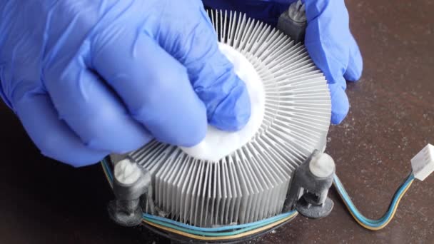 Technicien Réparation Électronique Nettoie Soigneusement Dissipateur Thermique Aluminium Pour Processeur — Video