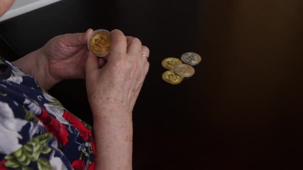 Een Oudere Vrouw Met Verrassing Opent Doos Onderzoekt Bitcoin Cryptogeld — Stockvideo