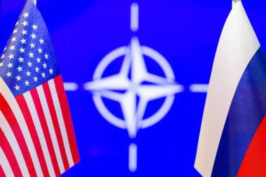 Amerikan bayrağı, Rus bayrağı ve metin için fotokopi alanı olan NATO bayrağı. ABD bayrağı, Rusya bayrağı. Amerika Birleşik Devletleri ve Rusya Federasyonu karşı karşıya geldi. Rusya 'nın Ukrayna' yı istilası