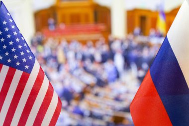 Birçok kişinin arka planında Amerikan bayrağı ve Rus bayrağı var. ABD bayrağı, Rusya bayrağı. Amerika Birleşik Devletleri ve Rusya Federasyonu karşı karşıya geldi. Rusya 'nın Ukrayna' yı istilası