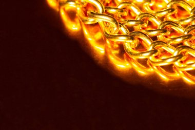 Altın zincir. Sarı demir zincirin ayrıntıları. Altın arka planda metal zincir halkası. Dekoratif mücevherler. Lüks tasarım harika mücevherler. Reklamlar ve el ilanları için makro fotoğraf. Uzayı metin için kopyala. kaybet-up