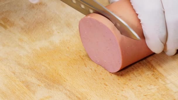 Ein Professioneller Koch Schneidet Fleischwurst Traditionelle Gesunde Ernährung Vorspeise Für — Stockvideo