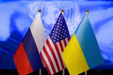 Amerikan bayrağı, Rus bayrağı, Ukrayna bayrağı. ABD bayrağı, Rusya bayrağı, Ukrayna bayrağı. Amerika Birleşik Devletleri ve Rusya Federasyonu karşı karşıya geldi. Rusya 'nın Ukrayna' yı istilası. Yakın plan.
