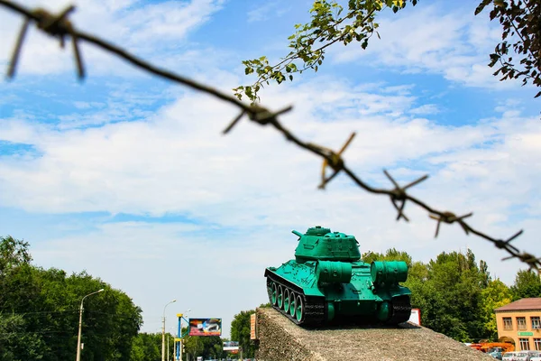 Monument Voor Oude Sovjet Tank Een Militaire Tank Staat Een — Stockfoto