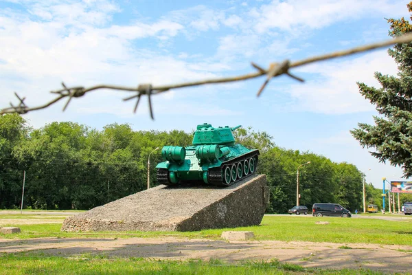 Monumento Vecchio Carro Armato Sovietico Carro Armato Militare Erge Piedistallo — Foto Stock