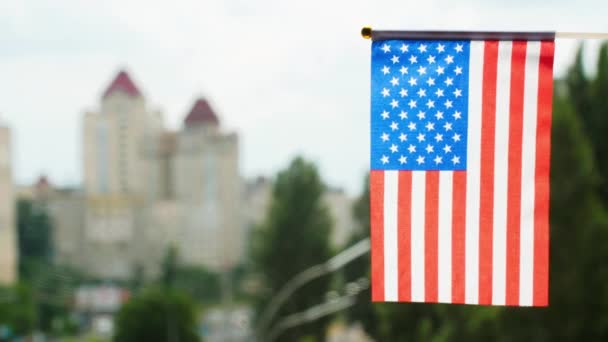 Amerika Birleşik Devletleri Bayrağı Mavi Gökyüzüne Şehir Caddesine Binalara Asıldı — Stok video