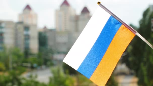 Bandera Rusia Contra Cielo Azul Calle Ciudad Los Edificios Rayas — Vídeos de Stock