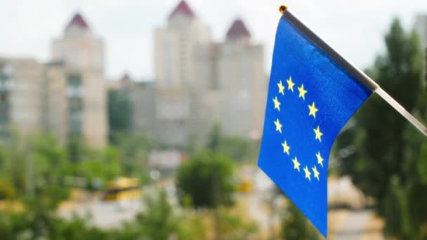 Bandera Unión Europea Contra Cielo Azul Calle Ciudad Círculo Estrellas — Vídeos de Stock