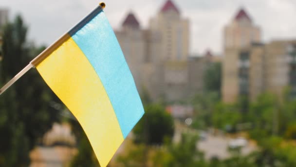 Bandera Ucrania Contra Cielo Azul Calle Ciudad Los Edificios Rayas — Vídeos de Stock