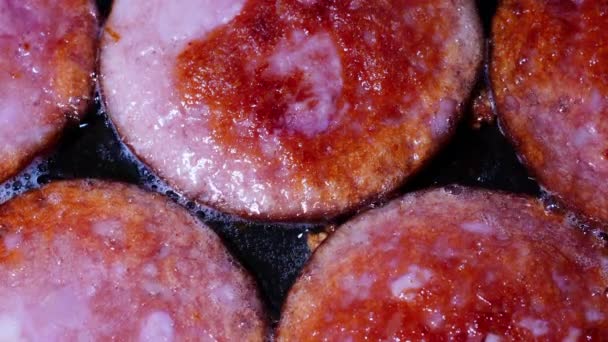 Λουκάνικο Κρέατος Τηγανίζεται Ελαιόλαδο Τηγάνι Χοιρινό Λουκάνικο Τηγανητή Κρούστα Ηλιέλαιο — Αρχείο Βίντεο