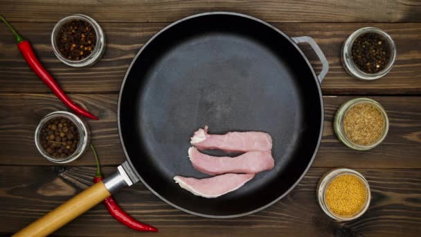 Cocinero Pone Carne Sartén Cerdo Rodajas Una Sartén Hierro Fundido — Vídeos de Stock