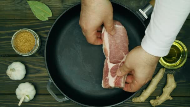 Cozinheiro Coloca Carne Panela Bifes Porco Fatiados Uma Frigideira Ferro — Vídeo de Stock