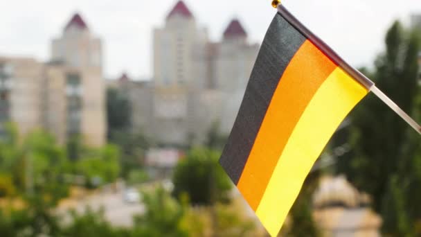 Bandera Alemania Contra Cielo Azul Calle Ciudad Bandera Alemana Tricolor — Vídeo de stock