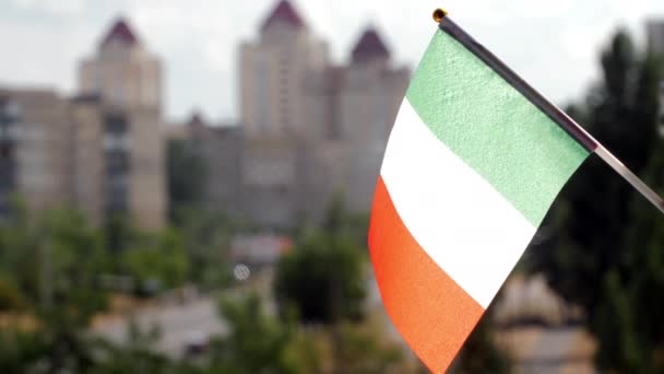 Bandera Nacional Italia Contra Cielo Azul Calle Ciudad Bandera Italiana — Vídeos de Stock