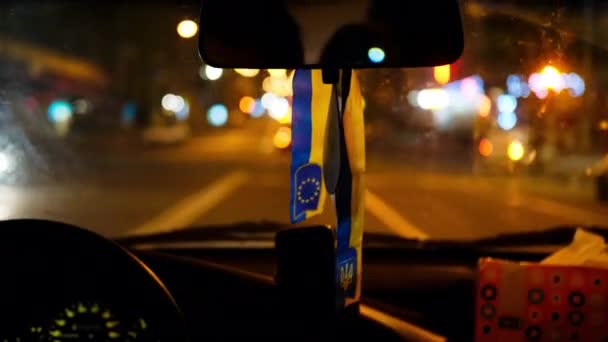 Ουκρανική Σημαία Στο Παρμπρίζ Ενός Αυτοκινήτου Που Σταματάει Ένα Φανάρι — Αρχείο Βίντεο