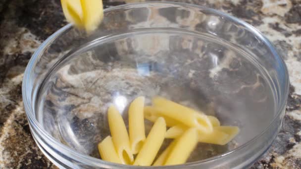 Fallen Teller Gekochte Italienische Penne Rigate Pasta Heiße Nudelfedern Fielen — Stockvideo