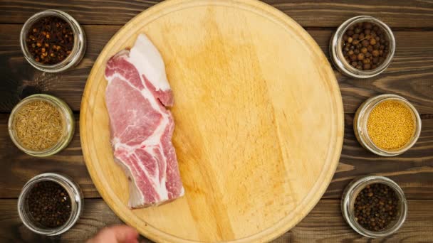 Повар Выкладывает Мясо Доску Мужчина Готовит Прекрасные Куски Мяса Ребрами — стоковое видео