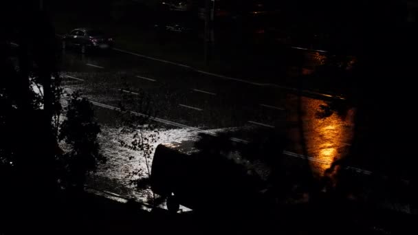 Deszcz Nocnej Drodze Miejskiej Potężna Ulewa Autostradzie Duże Bryzgi Wylatują — Wideo stockowe