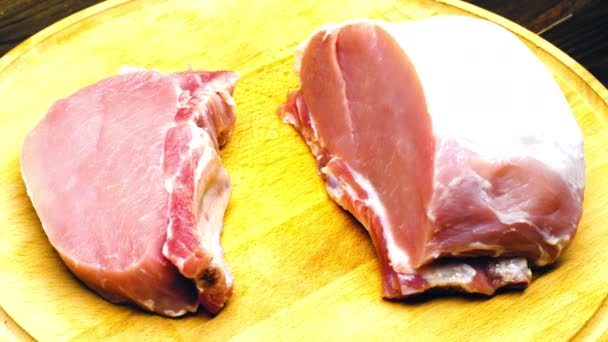 Ein Stück Fleisch Und Ein Aufgeschnittenes Steak Rotieren Auf Dem — Stockvideo