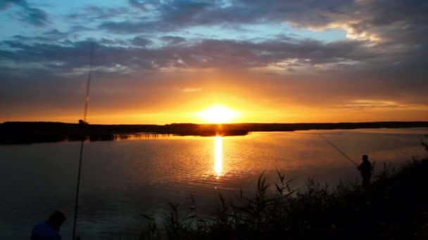 Риболовля Сході Сонця Силуети Рибалок Тлі Сонця Сходить Над Річкою — стокове відео