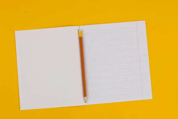 Caderno Escolar Fundo Amarelo Com Espaço Cópia Para Texto Lápis — Fotografia de Stock