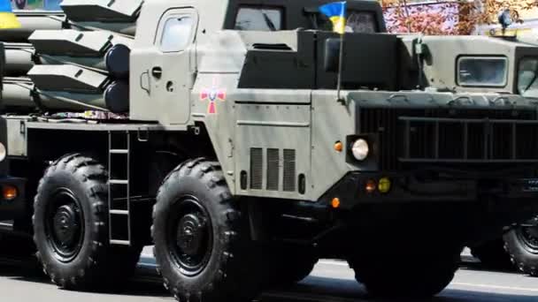 Kiev Ucrania 2021 Sistemas Múltiples Lanzamiento Cohetes Kiev Camiones Militares — Vídeos de Stock