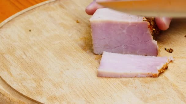 Chef Cuts Ham Man Cuts Fresh Homemade Smoked Pork Ham — Vídeo de stock