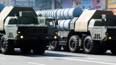 Kyiv, Ukrayna 08.24.2021 S-300 füze savunma sistemi Kyiv 'de. Meydan Nezalezhnosti 'de ağır askeri nakliye. Ukrayna Silahlı Kuvvetleri. Askeri geçit töreni. Ukrayna 'da Savaş