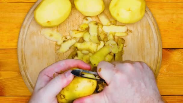 Cook Peeling Potatoes Man Peels Raw Fresh Potatoes Manual Potato — Vídeos de Stock