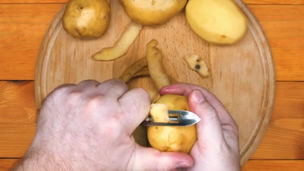 Cook Peeling Potatoes Man Peels Raw Fresh Potatoes Manual Potato — Stockvideo