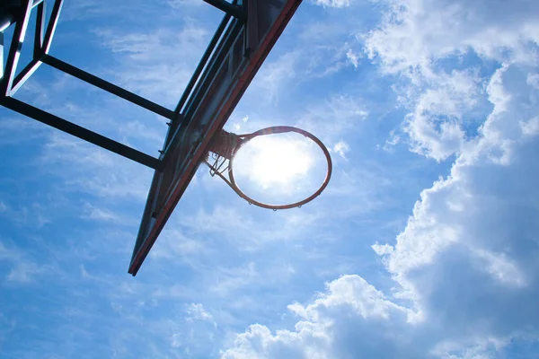 Basketball Ring Background Blue Sky White Clouds Bright Sun Basketball — Fotografia de Stock