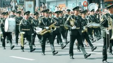 Kyiv, Ukrayna 08.24.2021: Ukrayna Ulusal Muhafız Teşkilatı askeri müzisyenleri ve müzik aletleri Meydan Nezalezhnosti 'de Kyiv' de. Ukrayna Silahlı Kuvvetleri. Askeri tören, Kiev. Ukrayna 'da Savaş