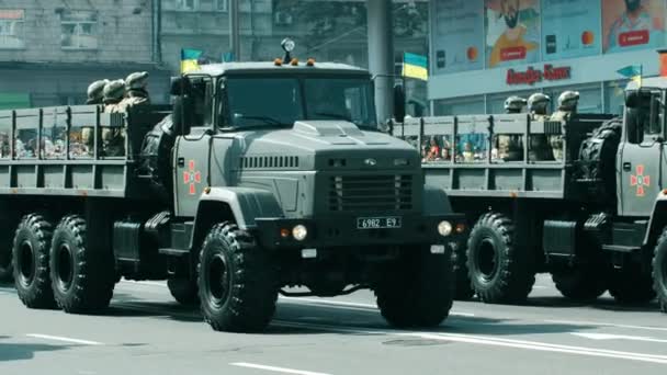 Kiew Ukraine 2021 Artilleriegeschütze Kiew Schwere Militärlastwagen Transportieren Moderne Artilleriekanonen — Stockvideo