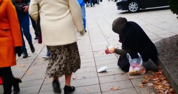 Bedelaar Vraagt Aalmoezen Een Dakloze Vrouw Zit Haar Knieën Bedelend — Stockvideo