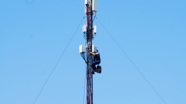 Electrician Repairman Repairs Mobile Communication Antenna Repair Work Restore Wireless — Stockvideo