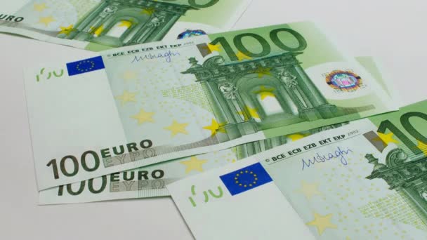 Пересчет Денежных Средств Банкноты Евро Падают Белом Фоне Банкноты Сто — стоковое видео